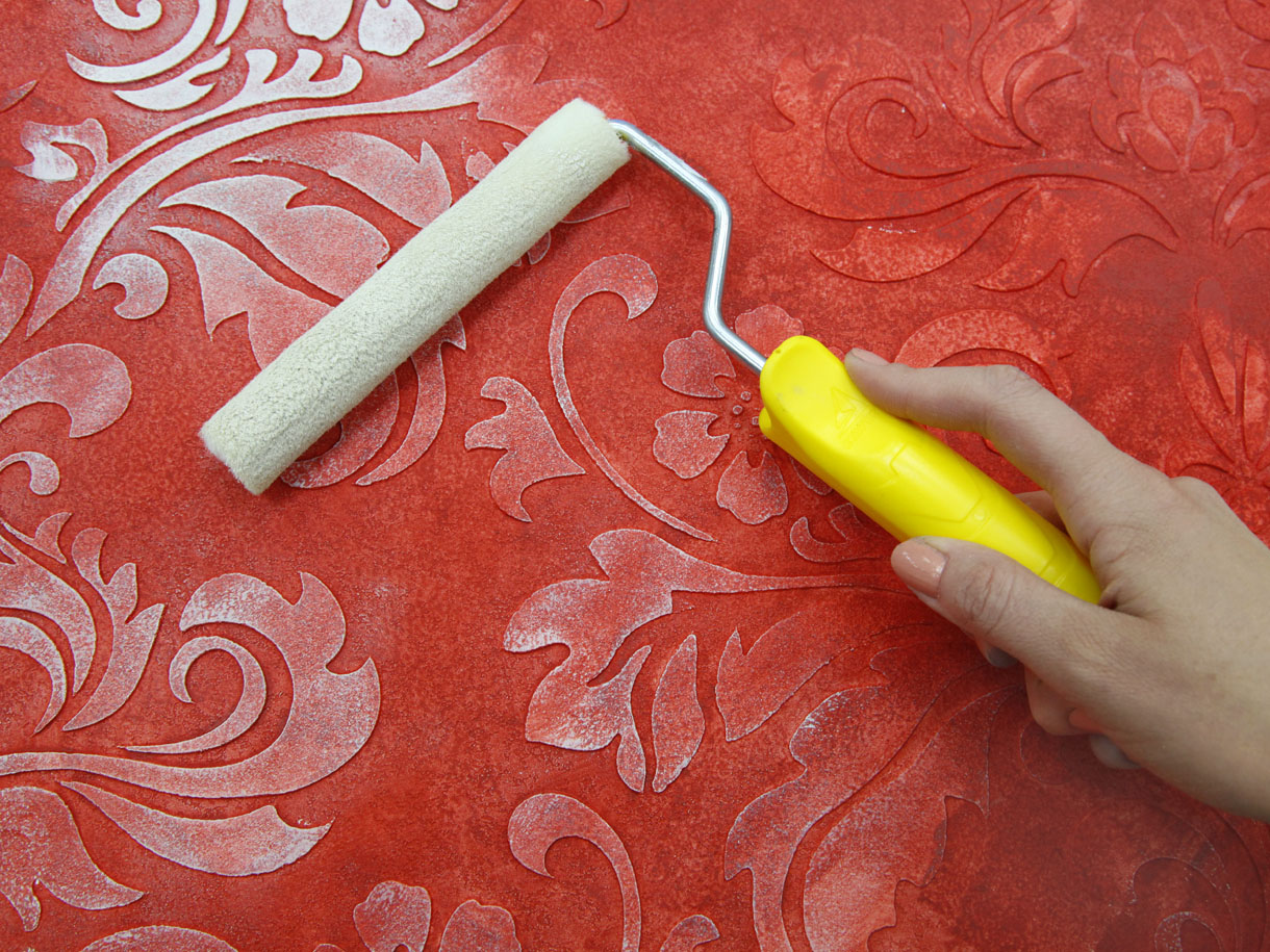 Gently paint the upper part of the relief in lighter color, using the smooth roller or brush.