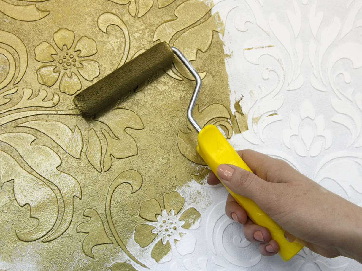 Apply a base coat of gold paint with roller. Wait until it dries completely.