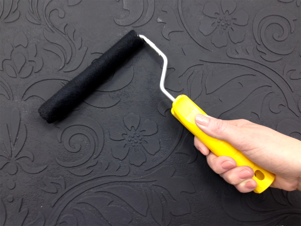 Apply the base coat of paint by roller. Wait for complete drying.